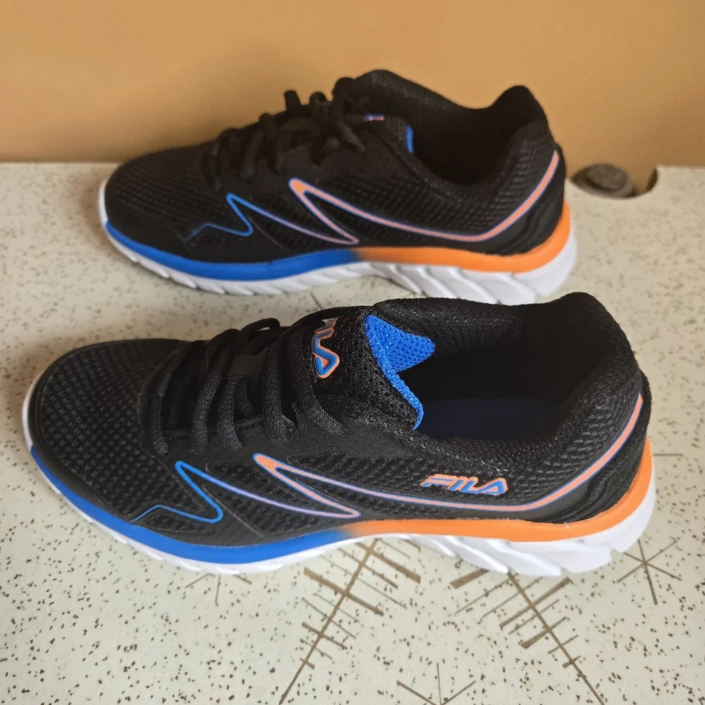 FILA Panorama 9 NWOT Sneakers, Size 5